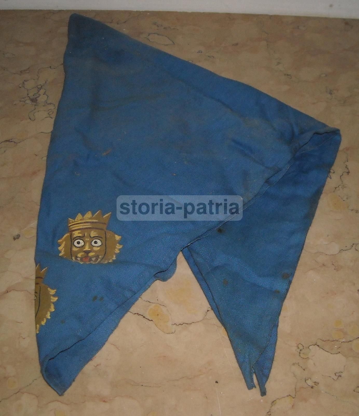 Fazzoletto Araldico Con Teste Leonine Coronate Dipinte A Mano, Metà '900