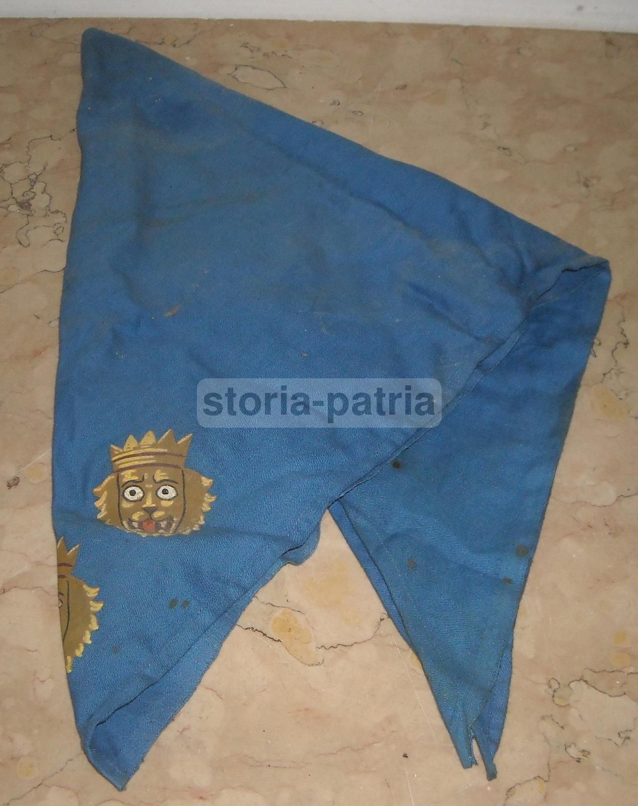 Fazzoletto Araldico Con Teste Leonine Coronate Dipinte A Mano, Metà '900