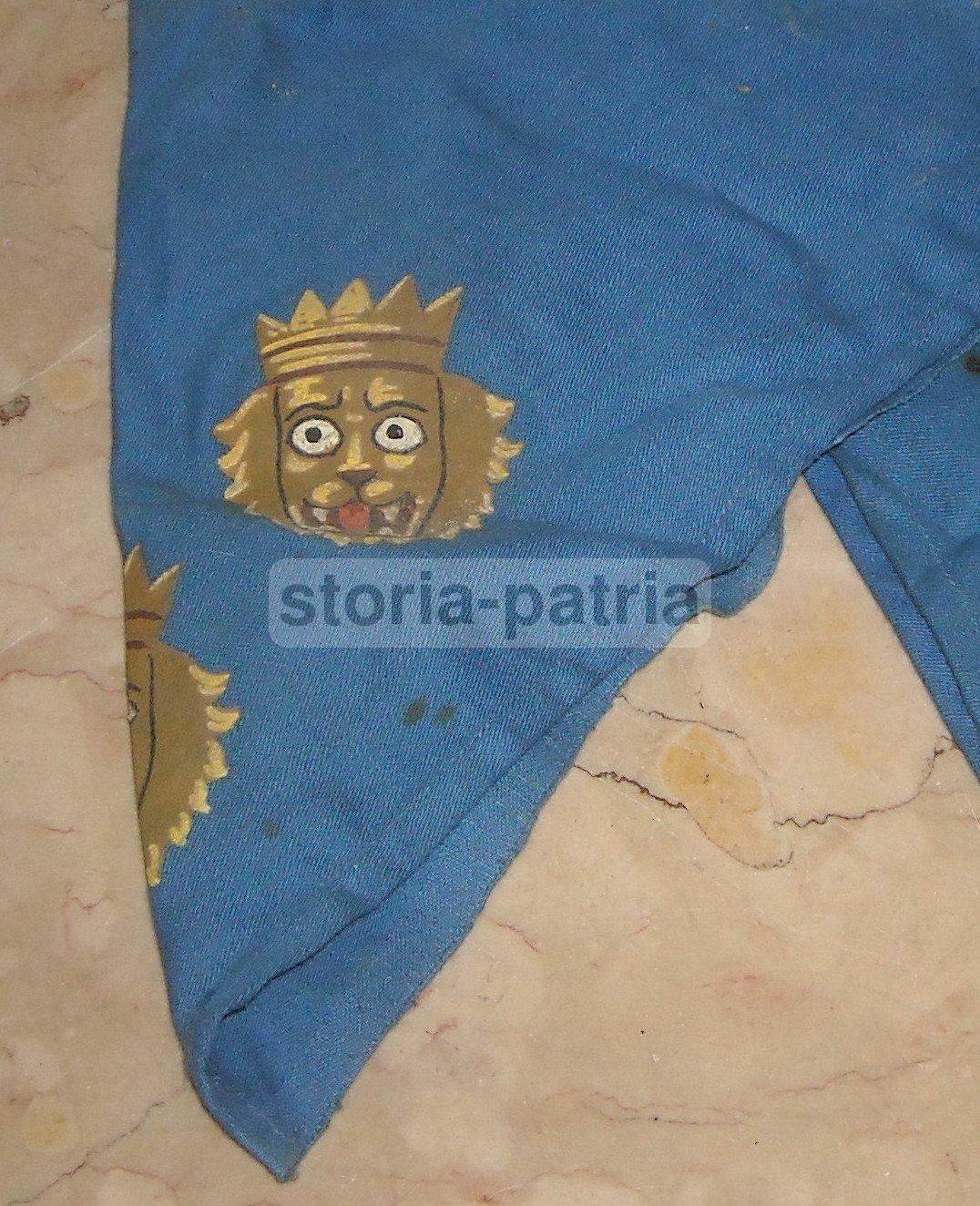 Fazzoletto Araldico Con Teste Leonine Coronate Dipinte A Mano, Metà '900
