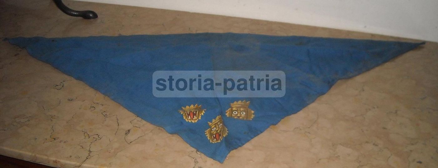 Fazzoletto Araldico Con Teste Leonine Coronate Dipinte A Mano, Metà '900