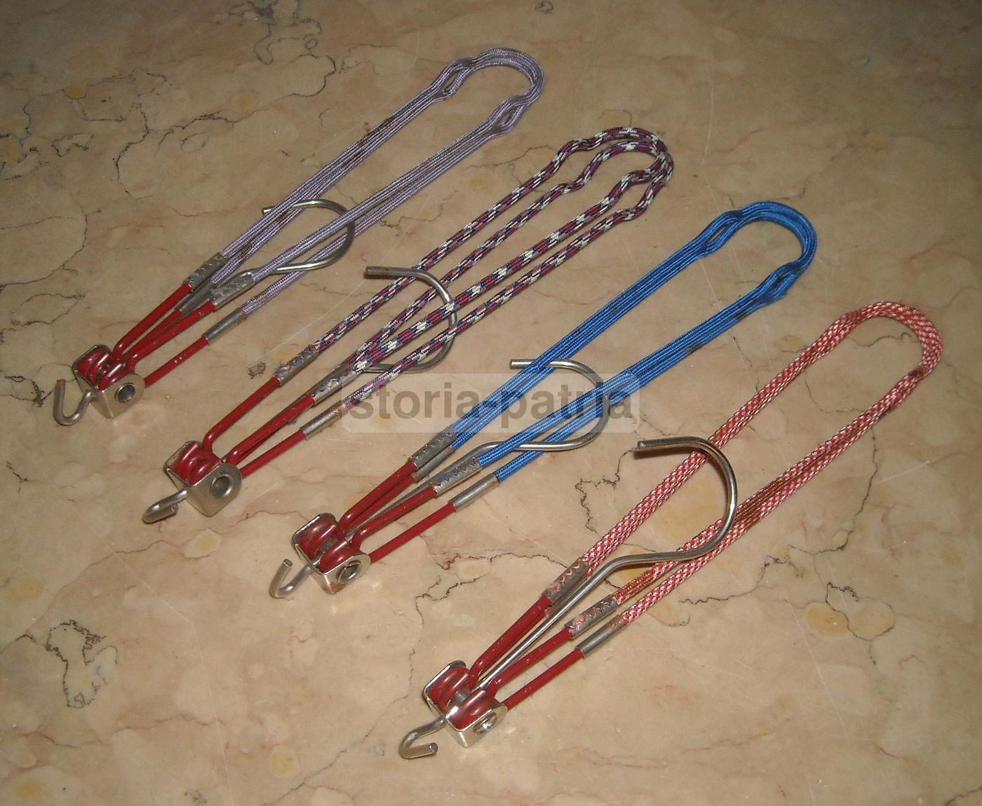 Astuccio Da Viaggio Con 4 Grucce Colorate Vintage Anni '50