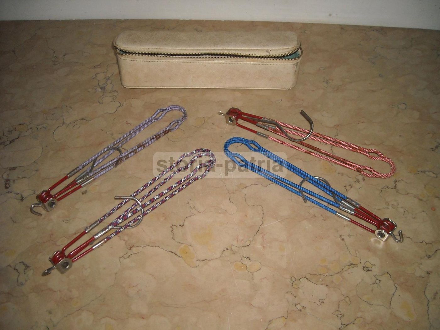 Astuccio Da Viaggio Con 4 Grucce Colorate Vintage Anni '50