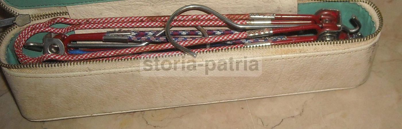 Astuccio Da Viaggio Con 4 Grucce Colorate Vintage Anni '50