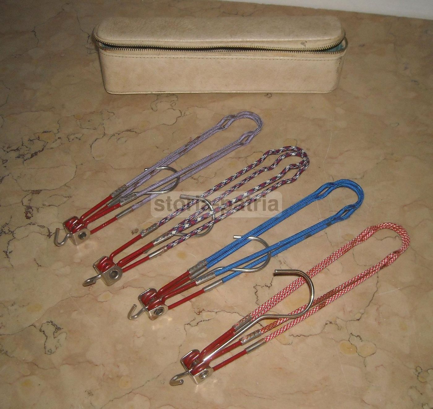 Astuccio Da Viaggio Con 4 Grucce Colorate Vintage Anni '50
