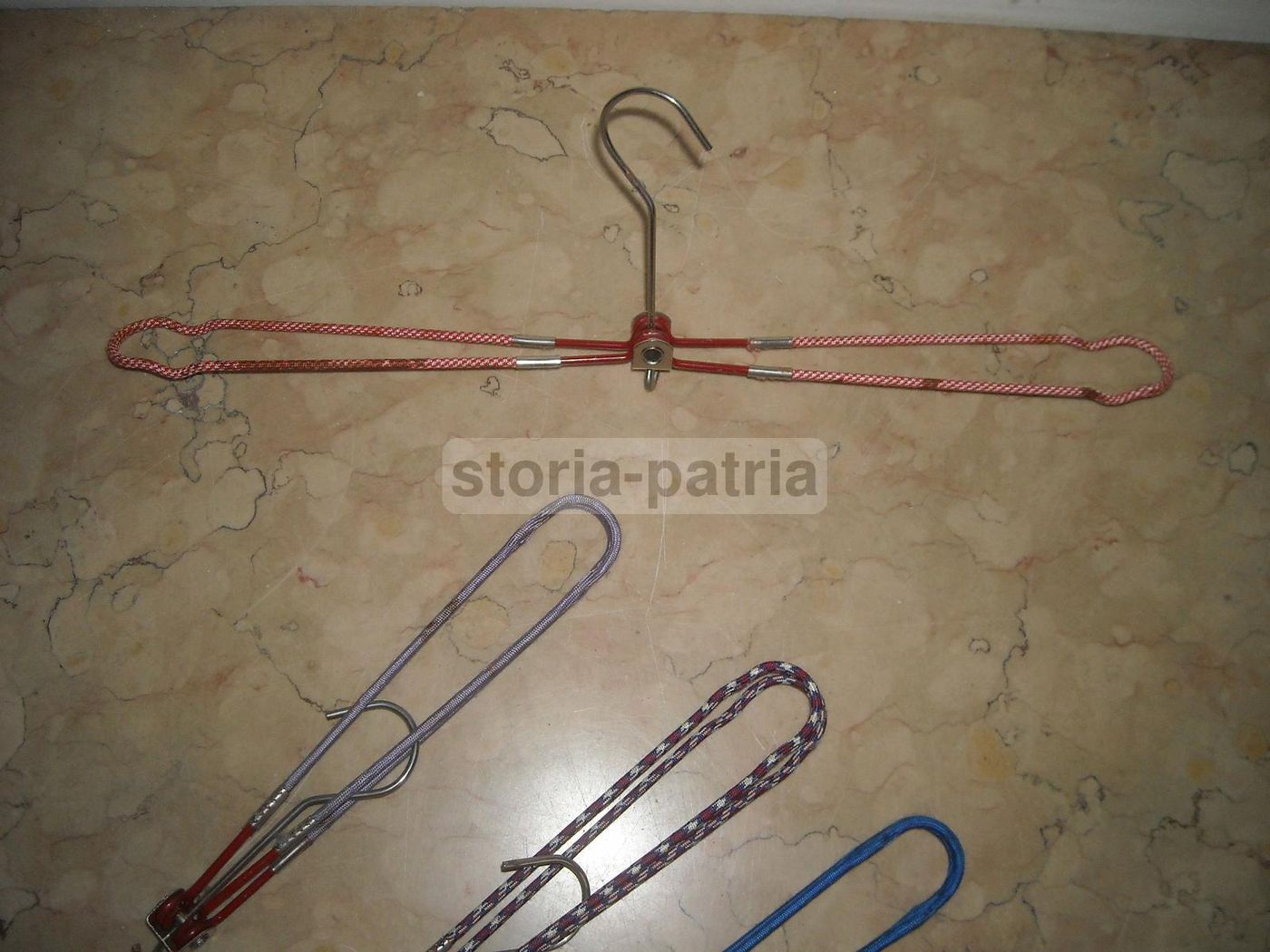 Astuccio Da Viaggio Con 4 Grucce Colorate Vintage Anni '50