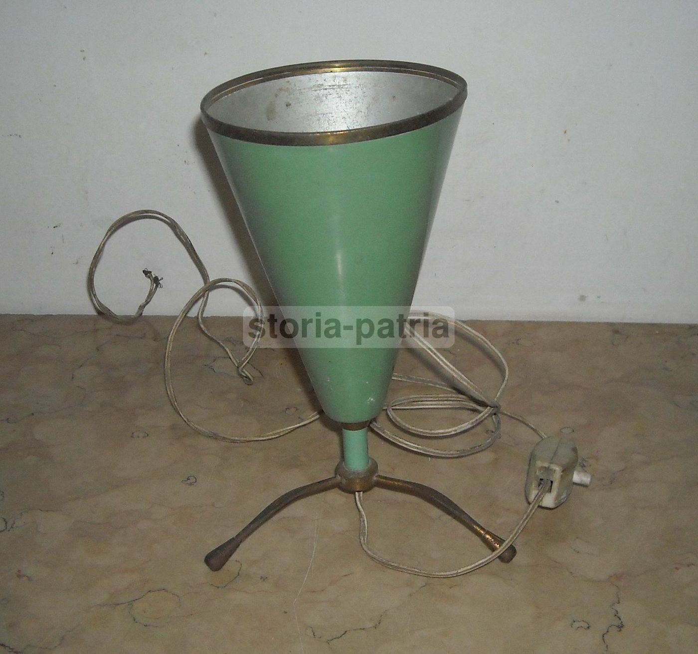 Lampada Da Tavolo Vintage Anni '50 In Metallo Laccato Verde E Piedi Dorati