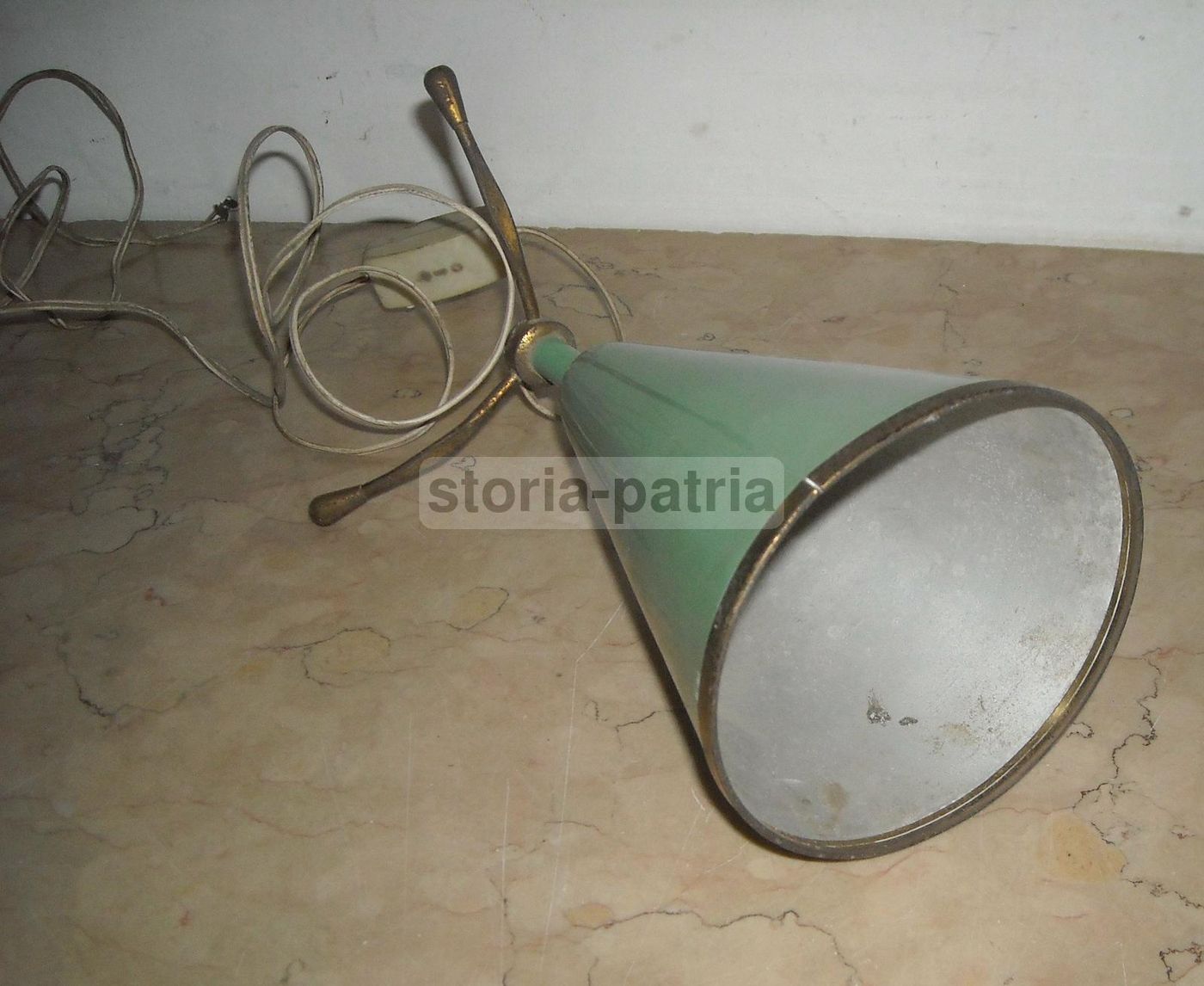 Lampada Da Tavolo Vintage Anni '50 In Metallo Laccato Verde E Piedi Dorati