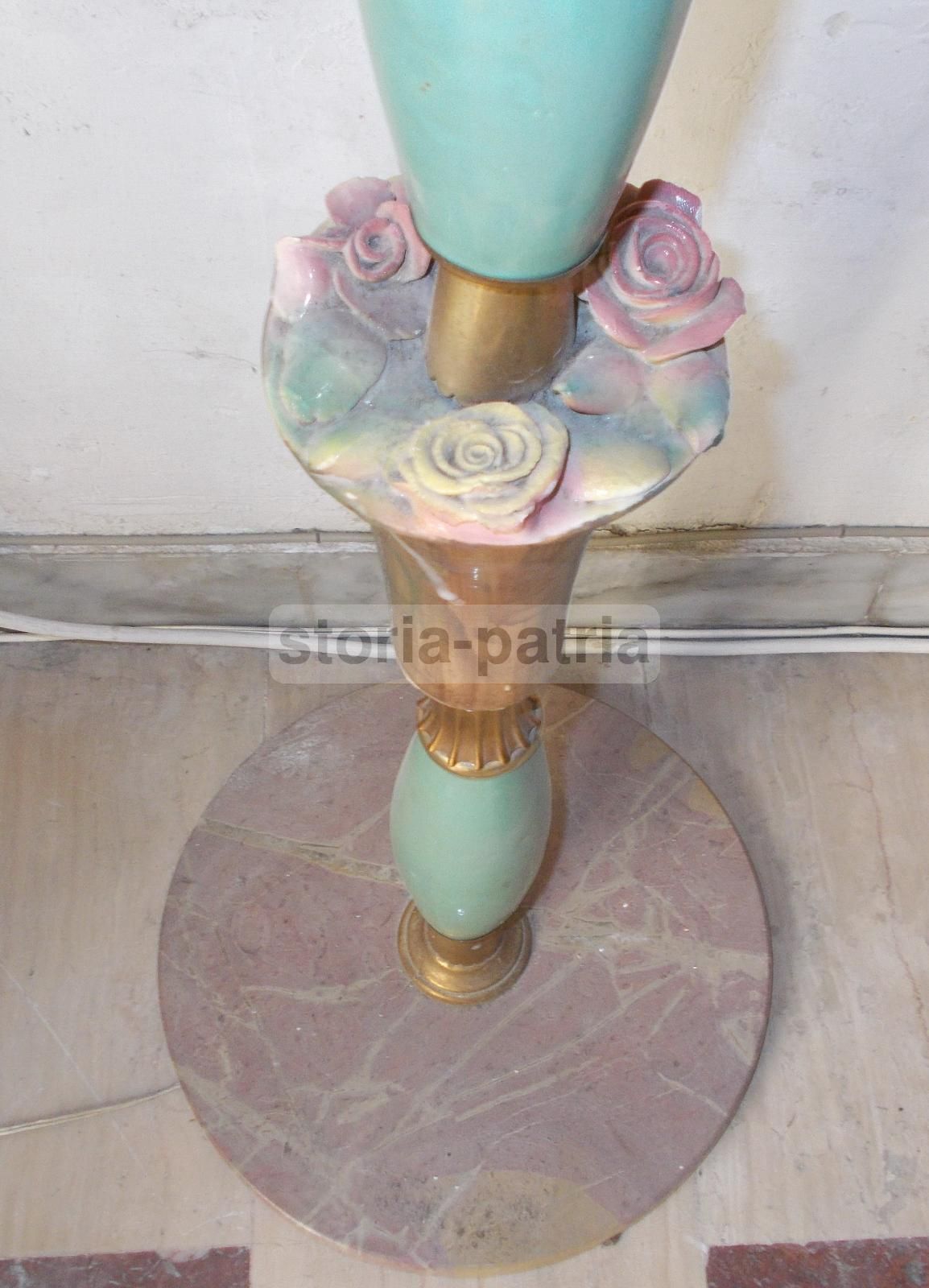 Lampada Piantana Anni '50 Con Decori Floreali In Ceramica E Ottone