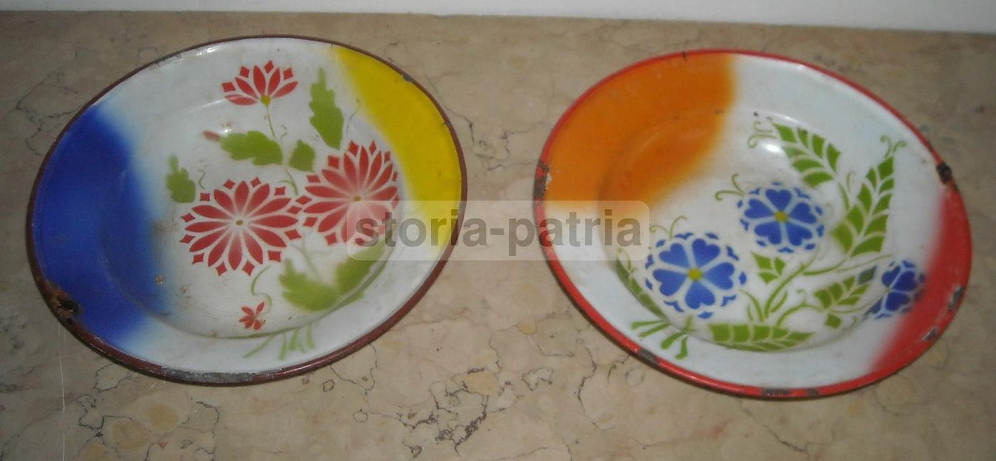 Coppia Di Piatti Aerografati Con Decorazione Floreale, 1930 1950