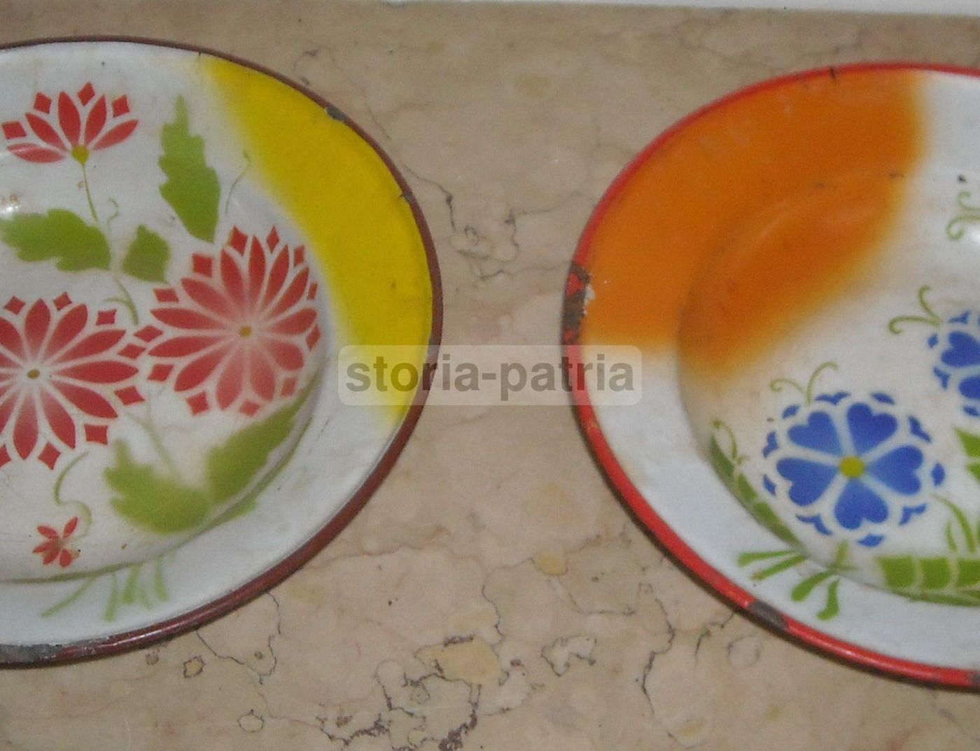 Coppia Di Piatti Aerografati Con Decorazione Floreale, 1930 1950