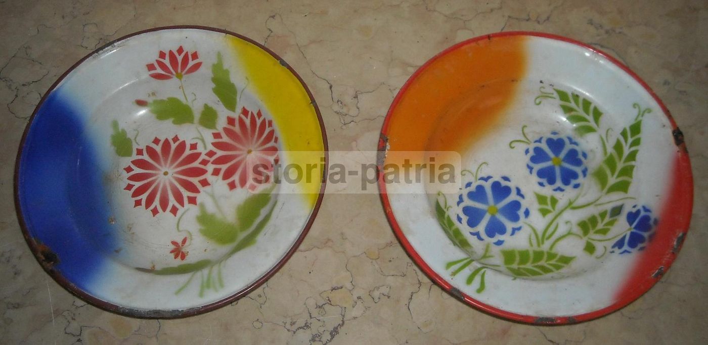 Coppia Di Piatti Aerografati Con Decorazione Floreale, 1930 1950