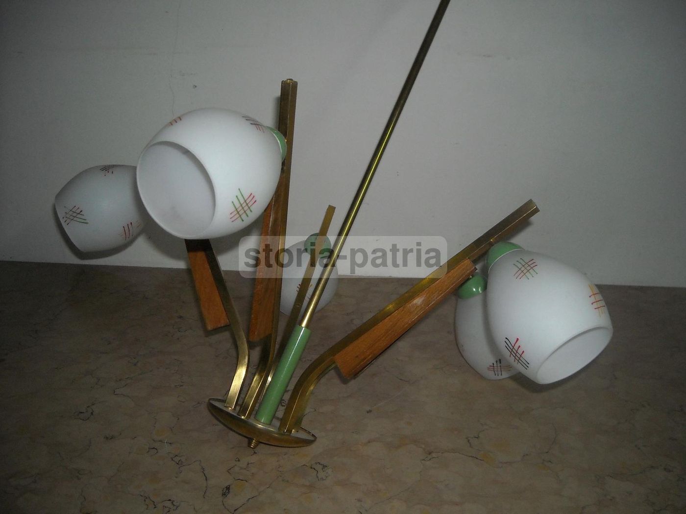 Lampadario Vintage In Ottone, Legno E Vetro Opalescente, Anni 1950 1970