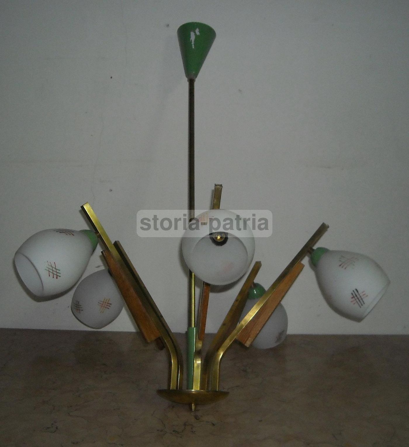 Lampadario Vintage In Ottone, Legno E Vetro Opalescente, Anni 1950 1970