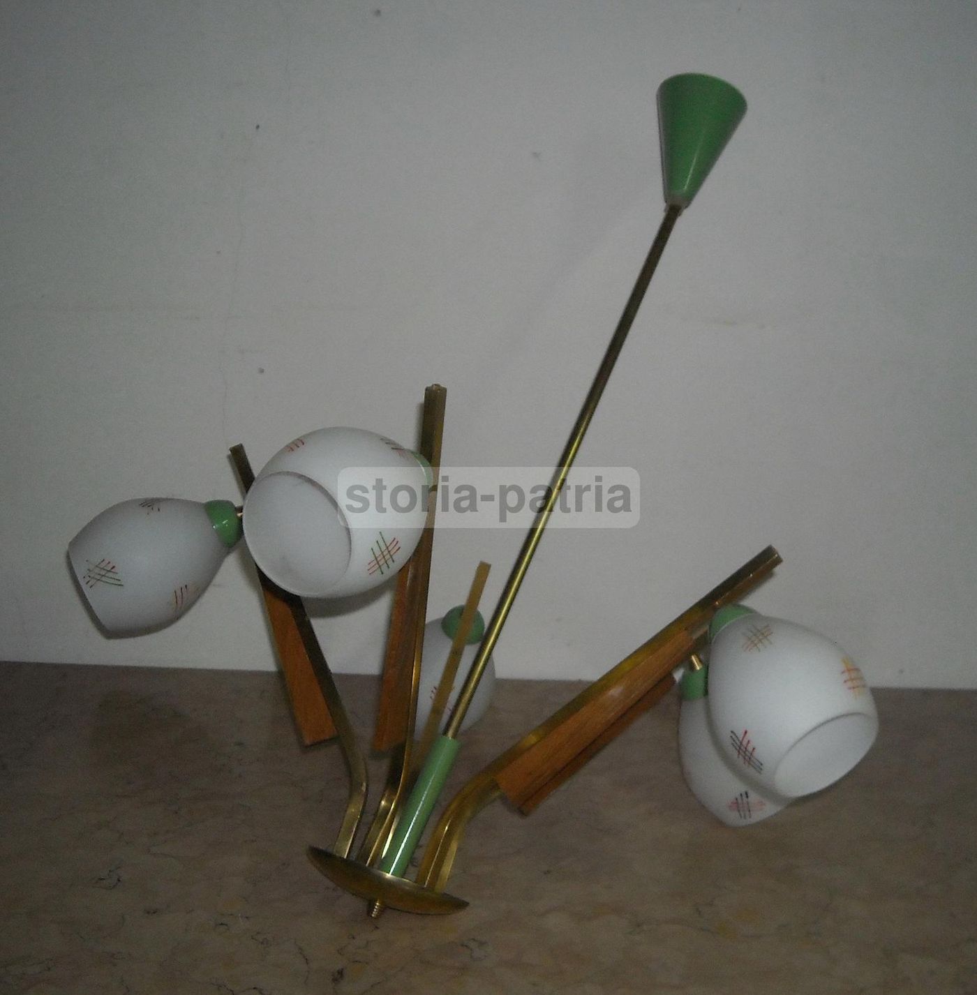 Lampadario Vintage In Ottone, Legno E Vetro Opalescente, Anni 1950 1970