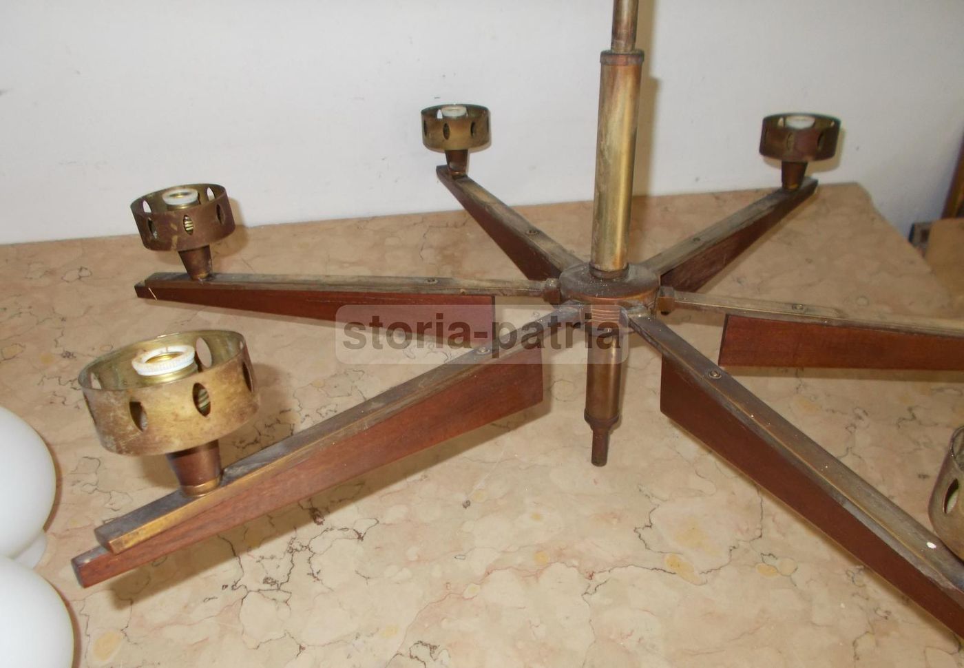 Lampadario Vintage Sei Luci Ottone Brunito E Vetro Anni '50 '70