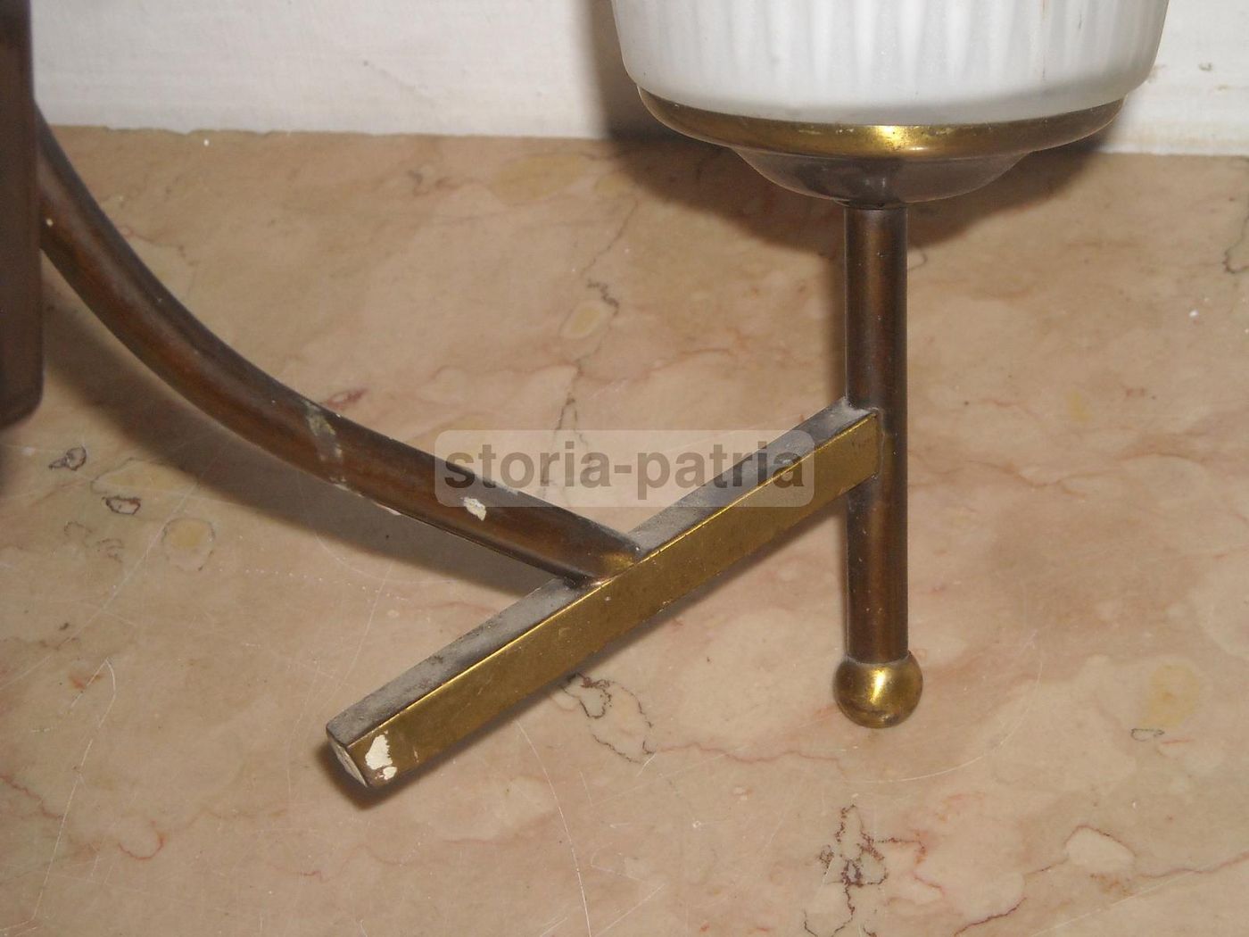 Applique Anni '60 Con Vetri Opalescenti Bianchi E Metallo Brunito
