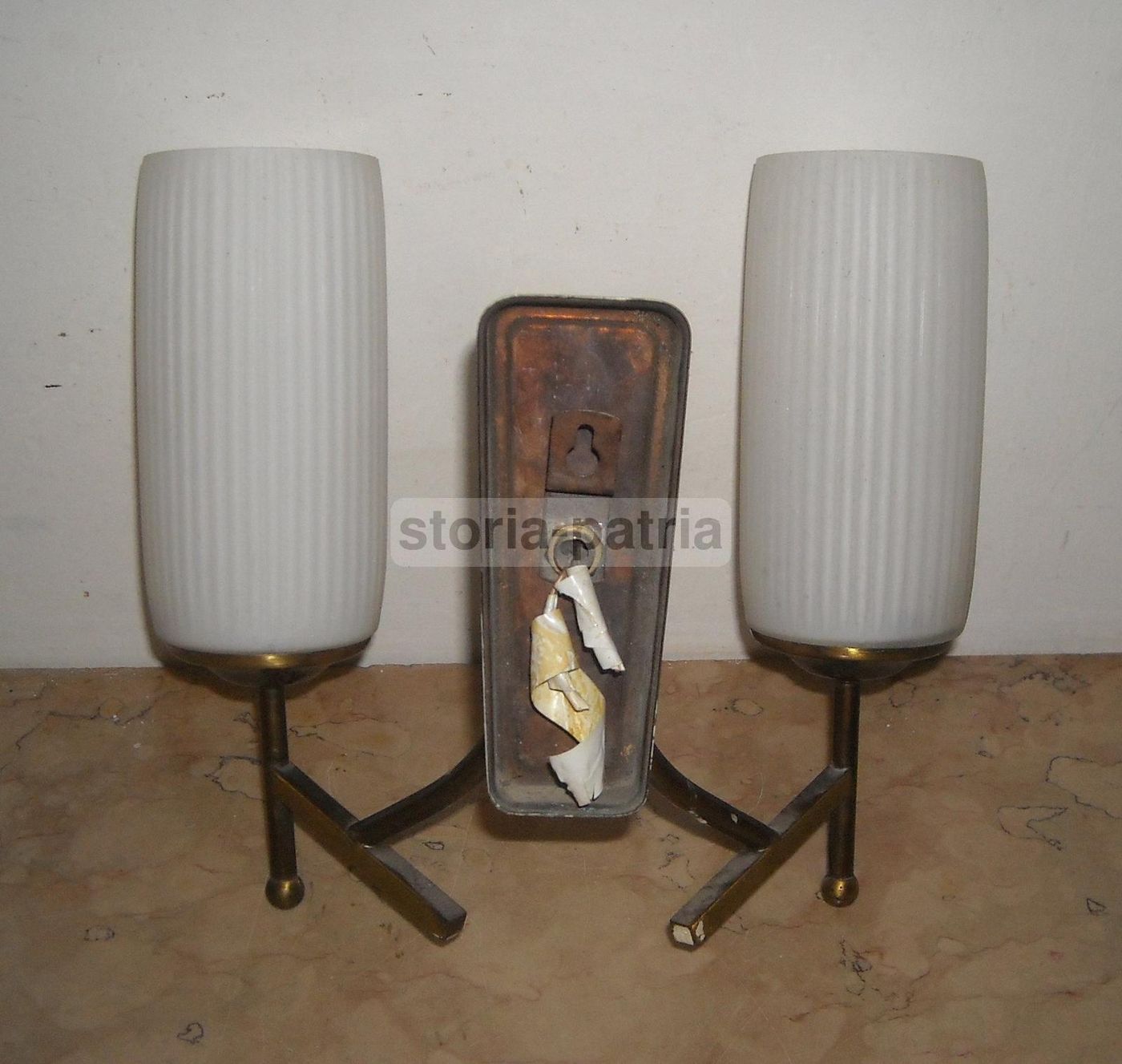 Applique Anni '60 Con Vetri Opalescenti Bianchi E Metallo Brunito
