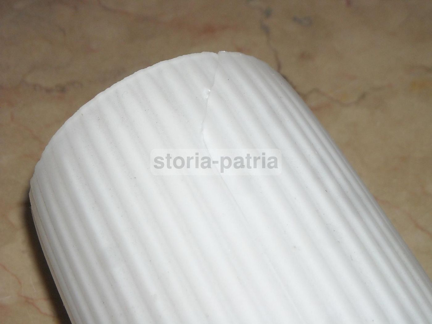 Applique Anni '60 Con Vetri Opalescenti Bianchi E Metallo Brunito