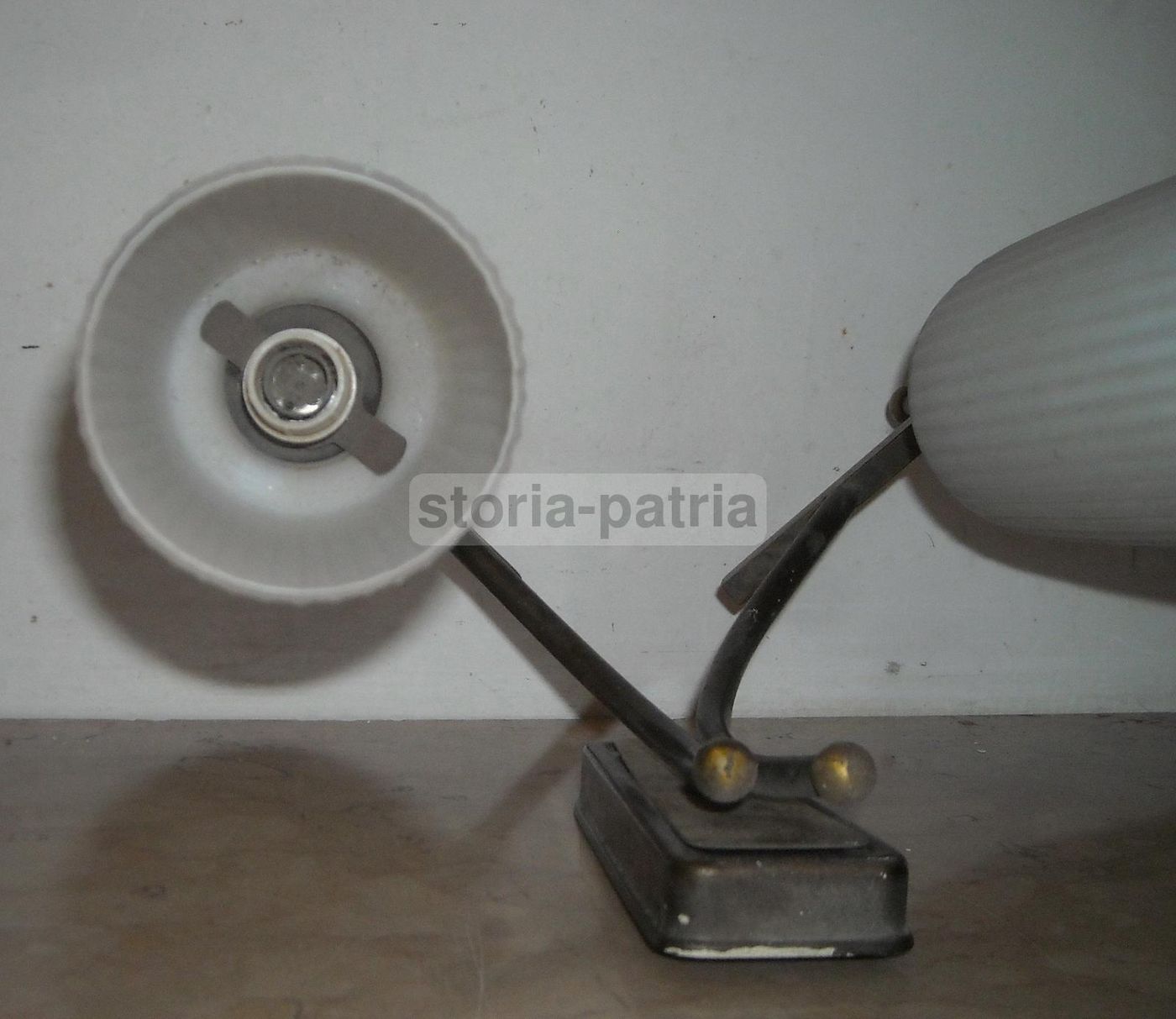 Applique Anni '60 Con Vetri Opalescenti Bianchi E Metallo Brunito