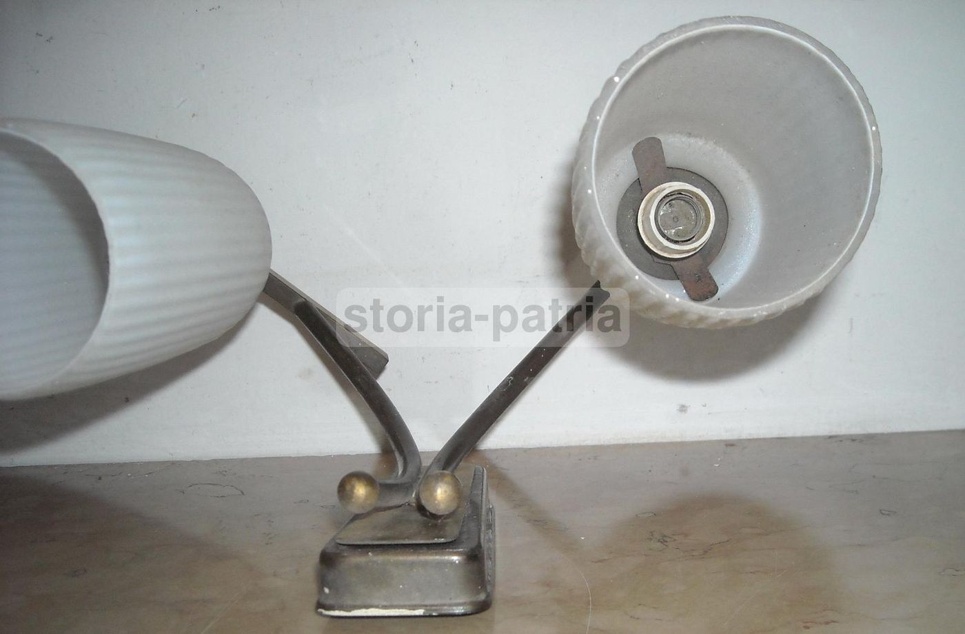 Applique Anni '60 Con Vetri Opalescenti Bianchi E Metallo Brunito
