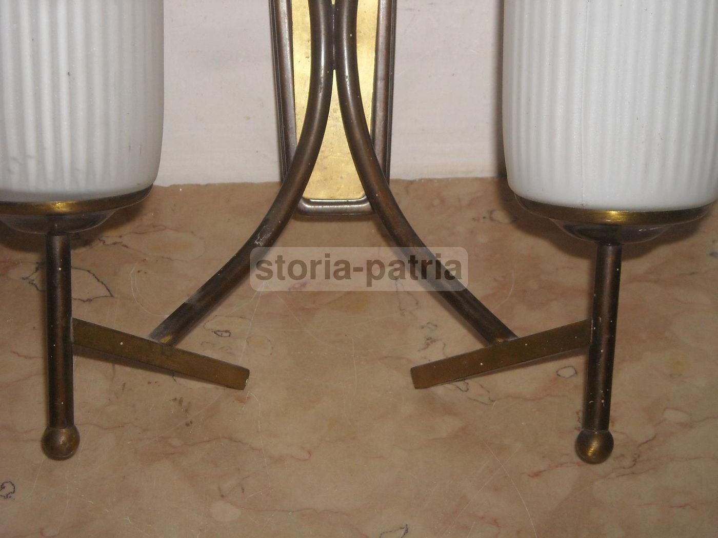 Applique Anni '60 Con Vetri Opalescenti Bianchi E Metallo Brunito