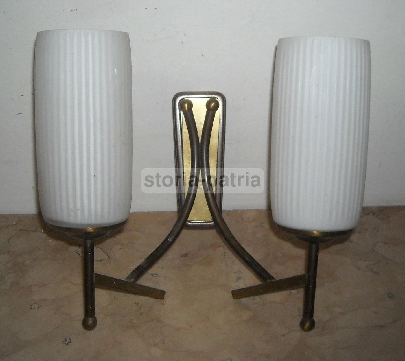 Applique Anni '60 Con Vetri Opalescenti Bianchi E Metallo Brunito