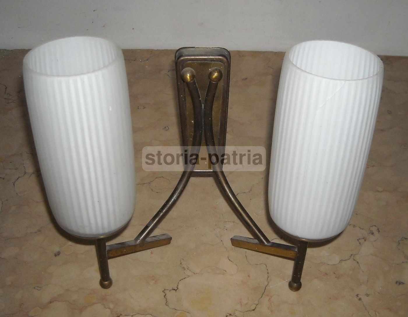 Applique Anni '60 Con Vetri Opalescenti Bianchi E Metallo Brunito