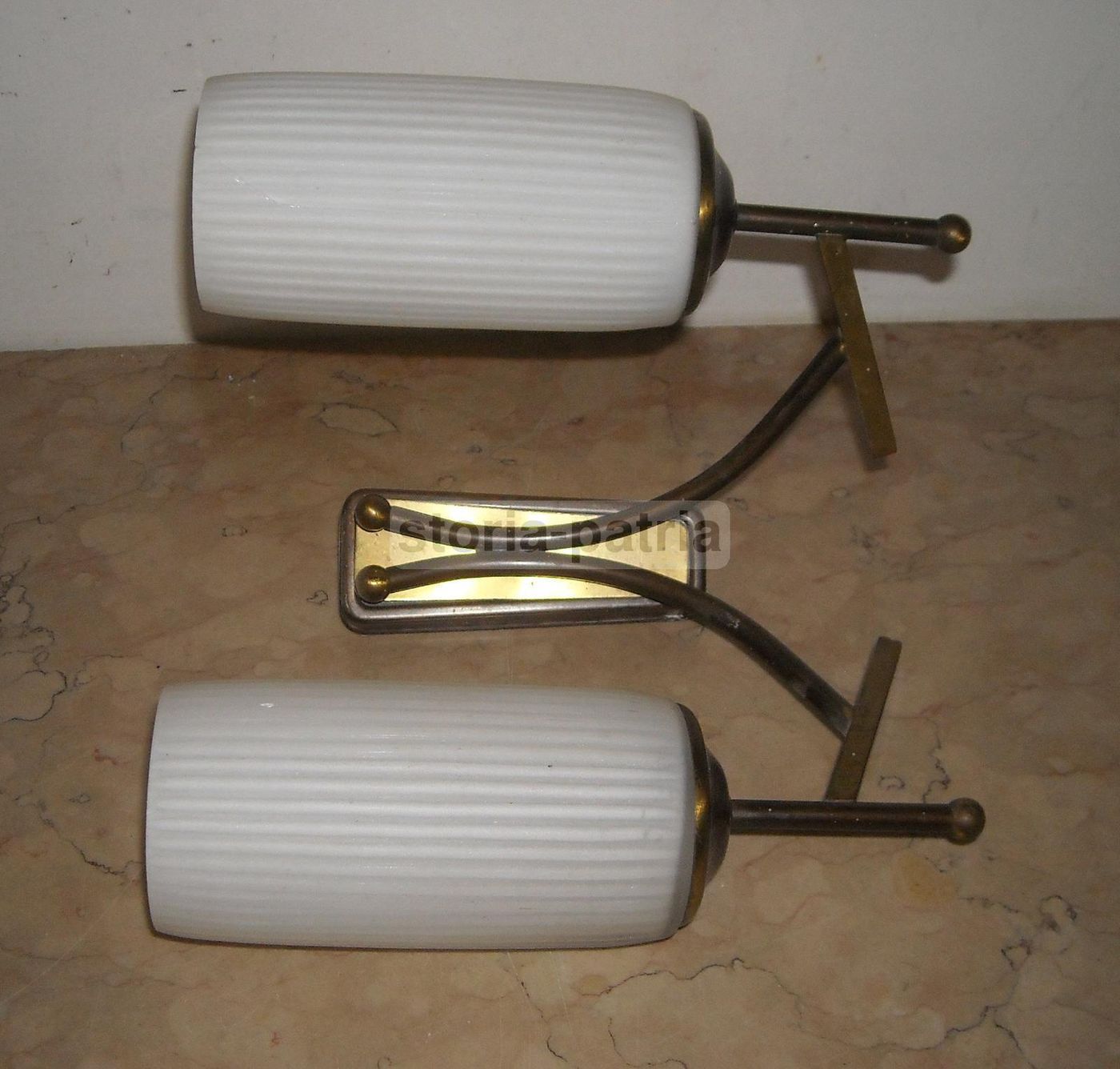 Applique Anni '60 Con Vetri Opalescenti Bianchi E Metallo Brunito