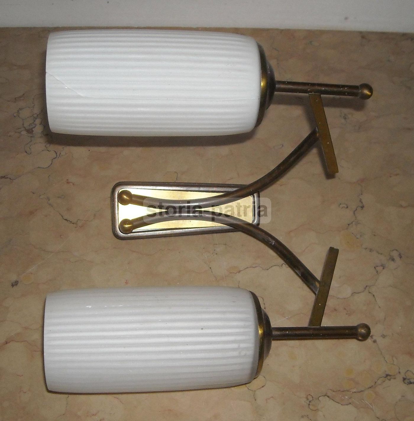 Applique Anni '60 Con Vetri Opalescenti Bianchi E Metallo Brunito