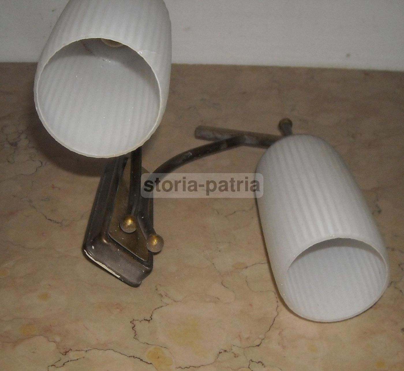 Applique Anni '60 Con Vetri Opalescenti Bianchi E Metallo Brunito