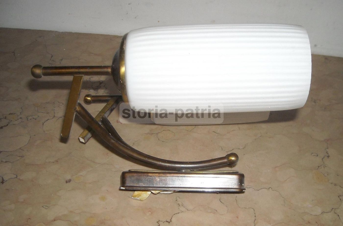 Applique Anni '60 Con Vetri Opalescenti Bianchi E Metallo Brunito