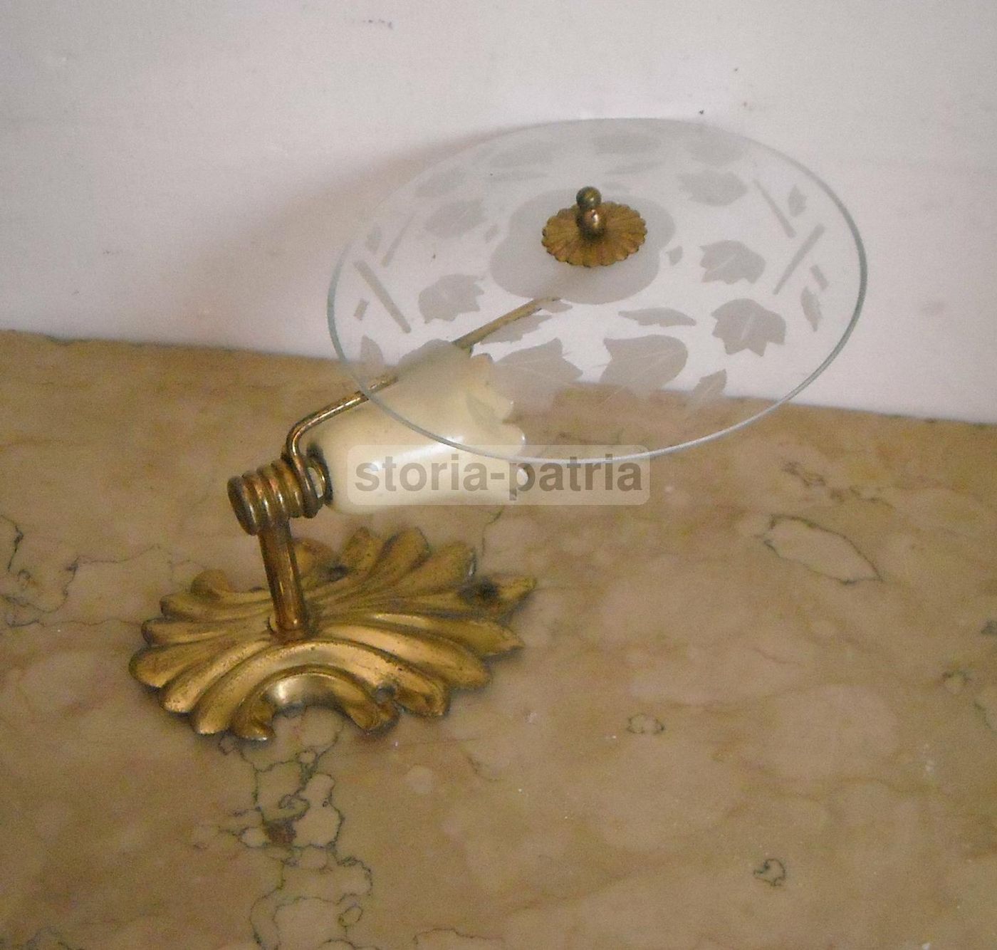 Applique Vintage Anni '50 Con Vetro Inciso E Ottone Dorato