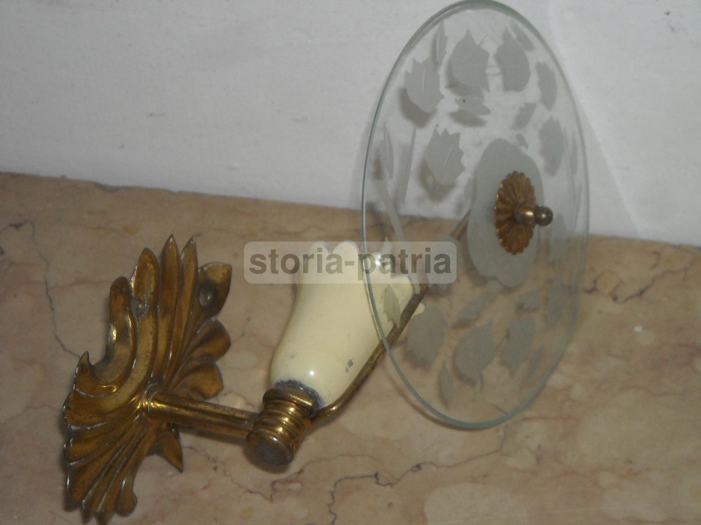 Applique Vintage Anni '50 Con Vetro Inciso E Ottone Dorato