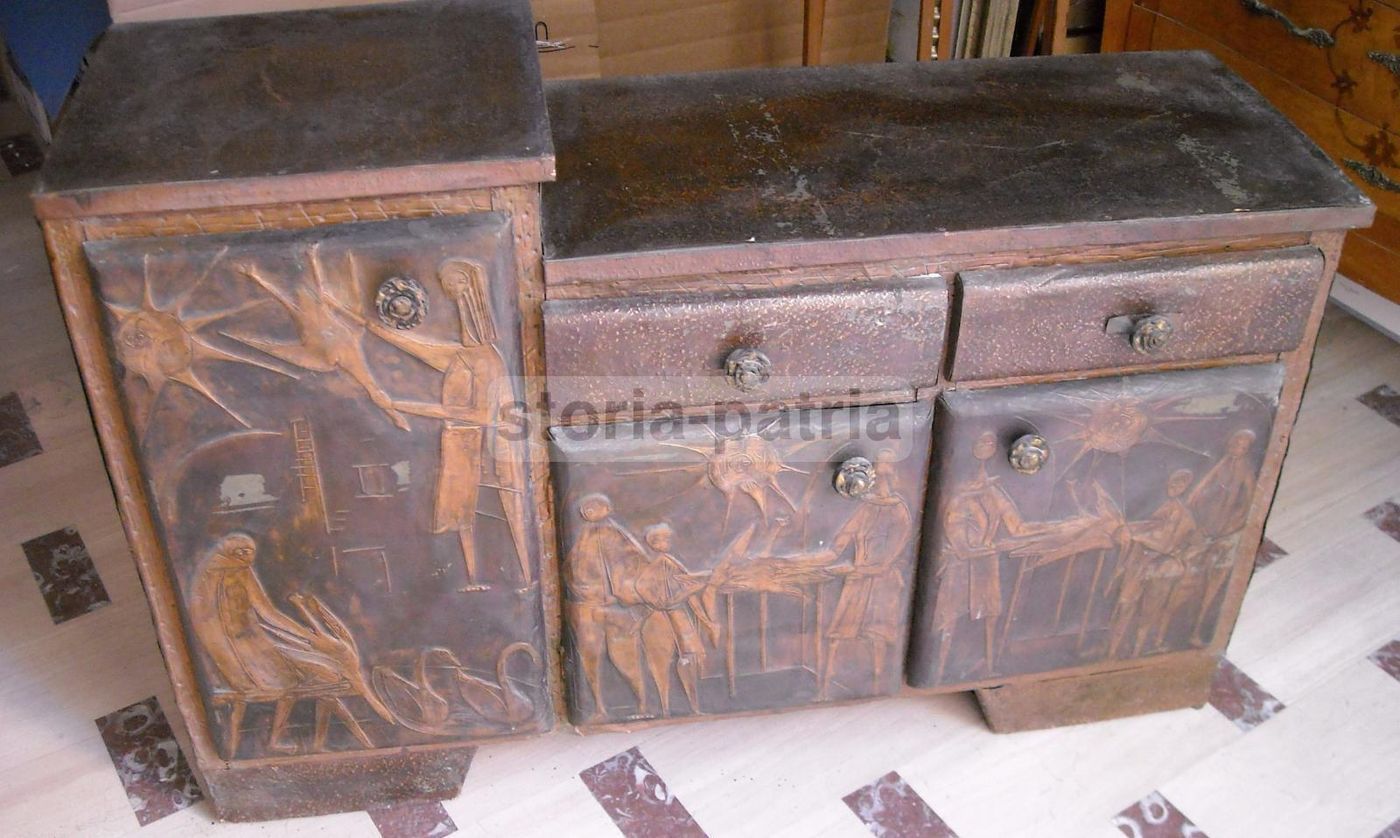 Mobile Credenza Modernariato Con Pannelli In Rame Sbalzato, Anni '50