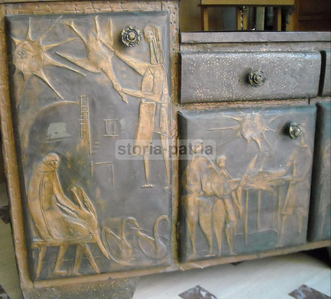 Mobile Credenza Modernariato Con Pannelli In Rame Sbalzato, Anni '50