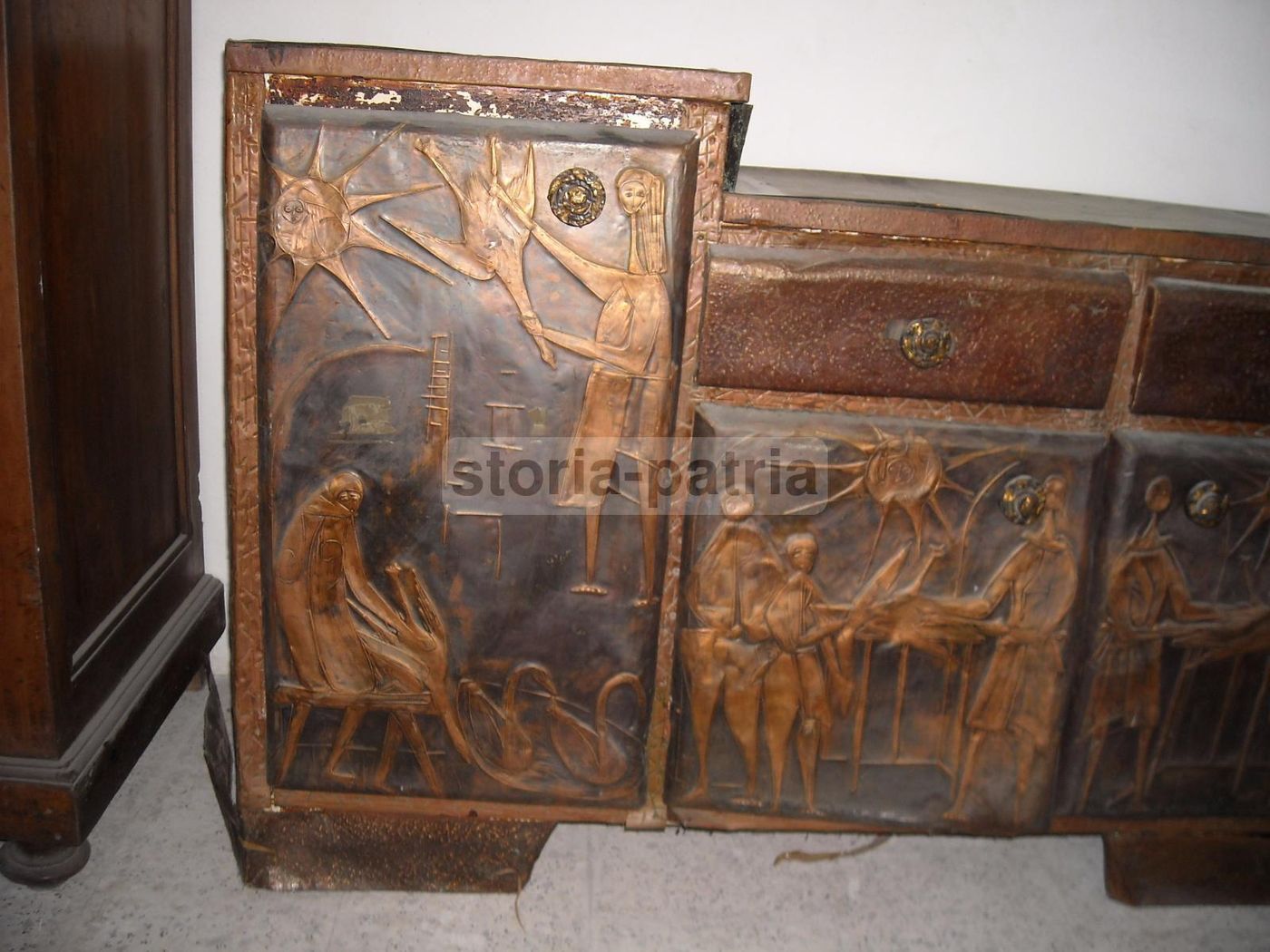 Mobile Credenza Modernariato Con Pannelli In Rame Sbalzato, Anni '50