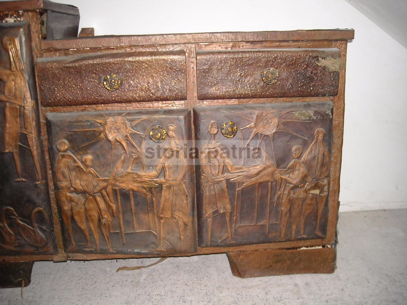 Mobile Credenza Modernariato Con Pannelli In Rame Sbalzato, Anni '50