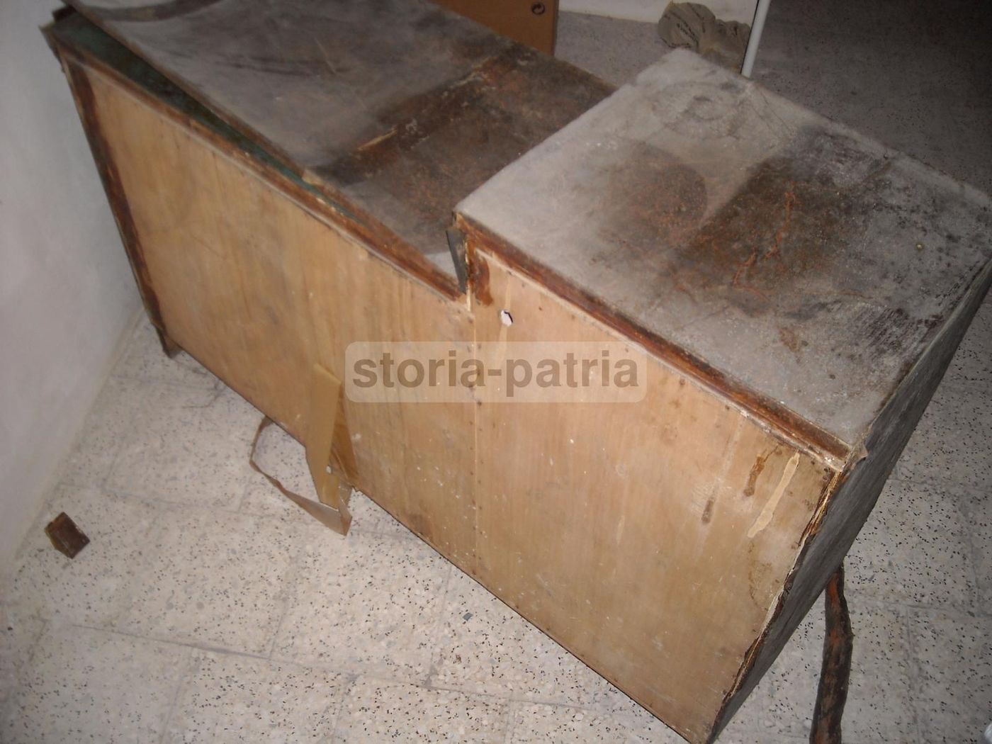 Mobile Credenza Modernariato Con Pannelli In Rame Sbalzato, Anni '50