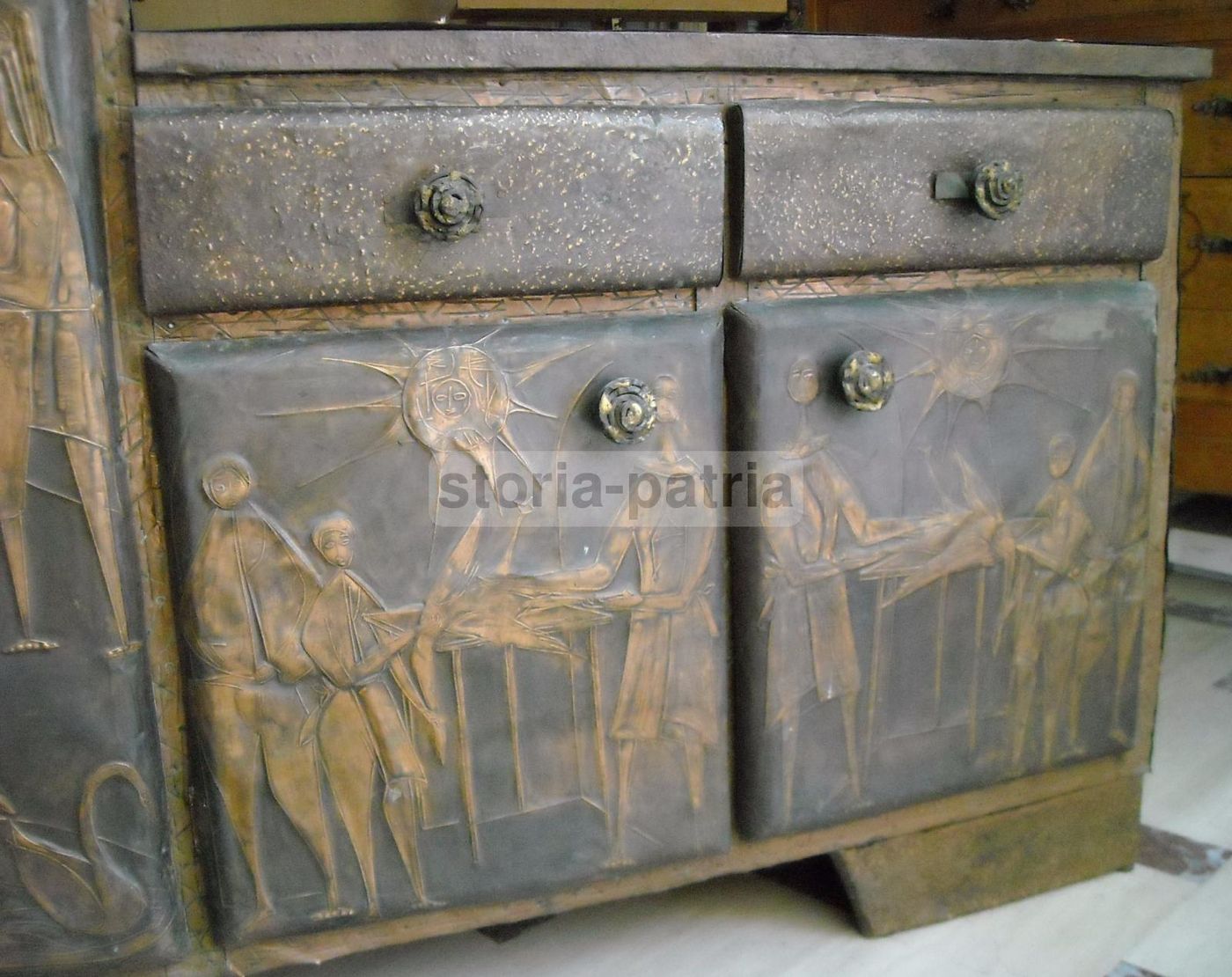 Mobile Credenza Modernariato Con Pannelli In Rame Sbalzato, Anni '50