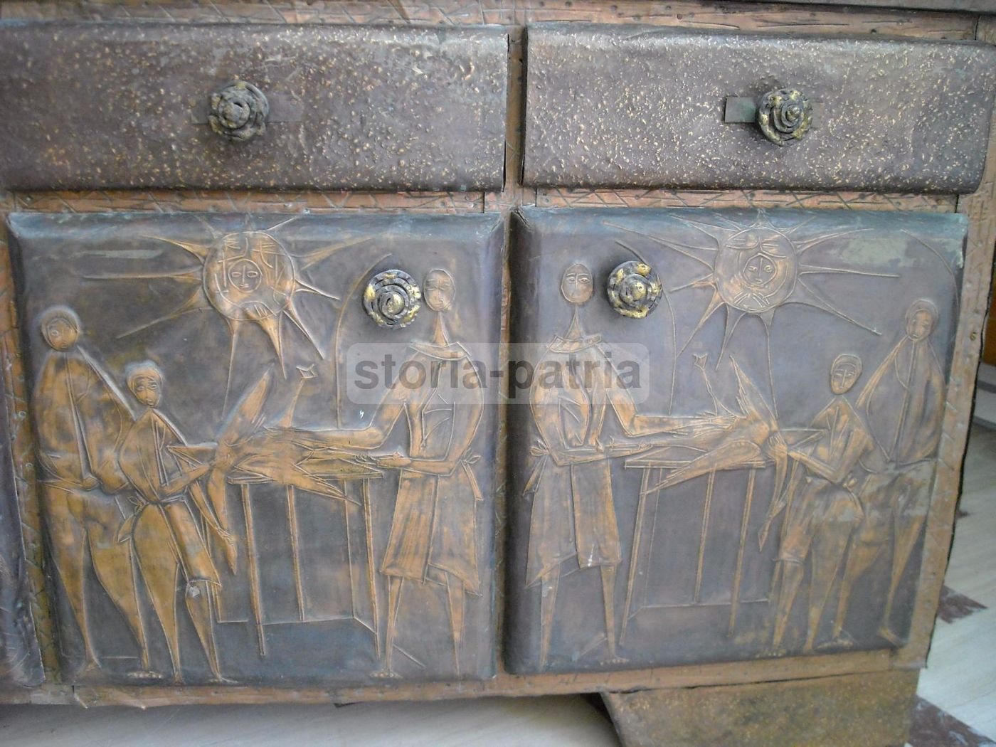 Mobile Credenza Modernariato Con Pannelli In Rame Sbalzato, Anni '50