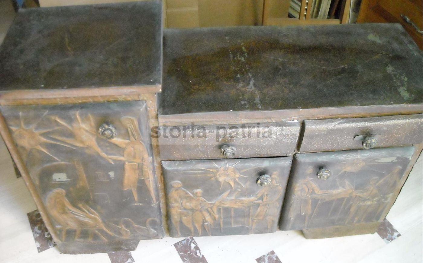 Mobile Credenza Modernariato Con Pannelli In Rame Sbalzato, Anni '50