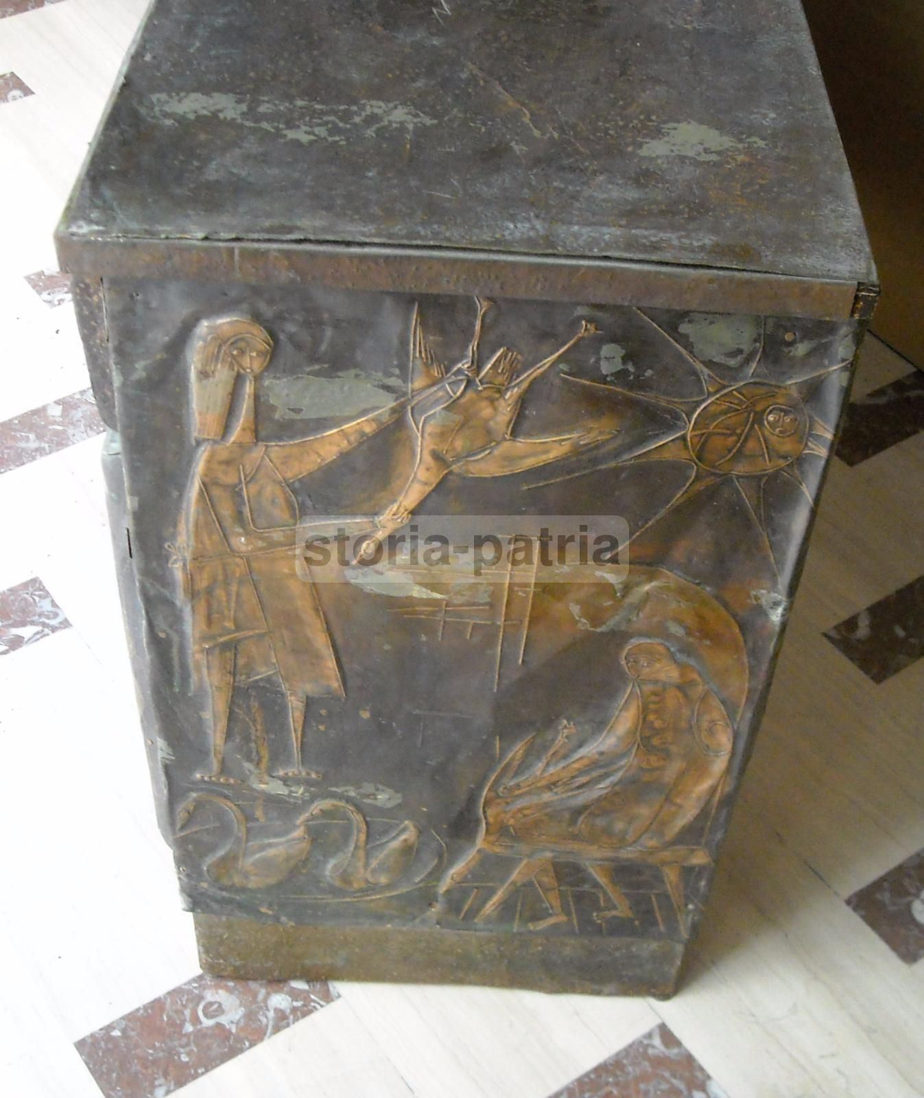 Mobile Credenza Modernariato Con Pannelli In Rame Sbalzato, Anni '50