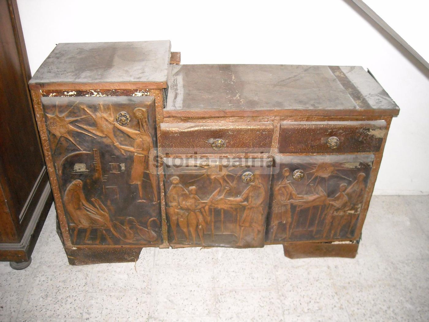 Mobile Credenza Modernariato Con Pannelli In Rame Sbalzato, Anni '50