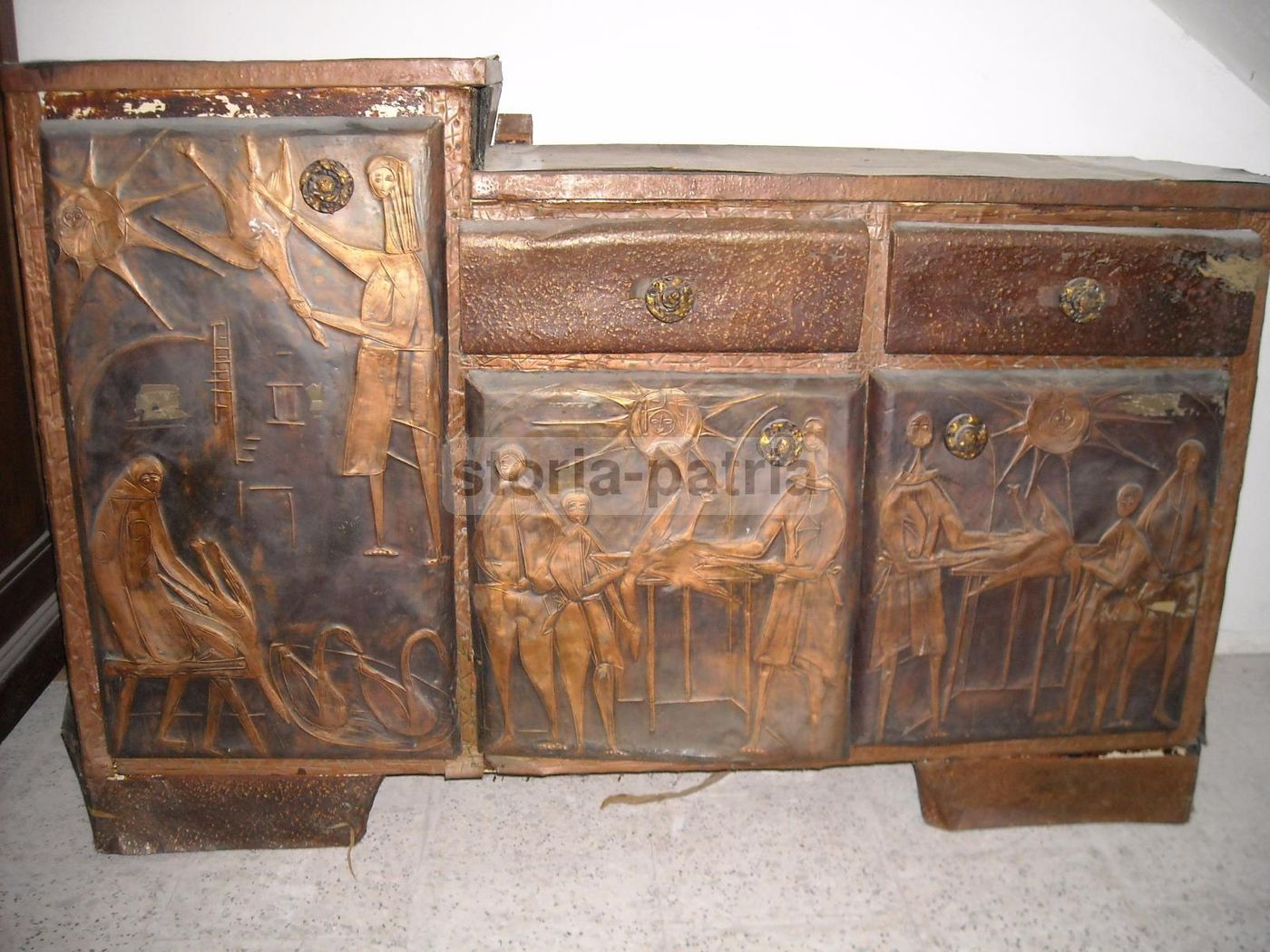 Mobile Credenza Modernariato Con Pannelli In Rame Sbalzato, Anni '50