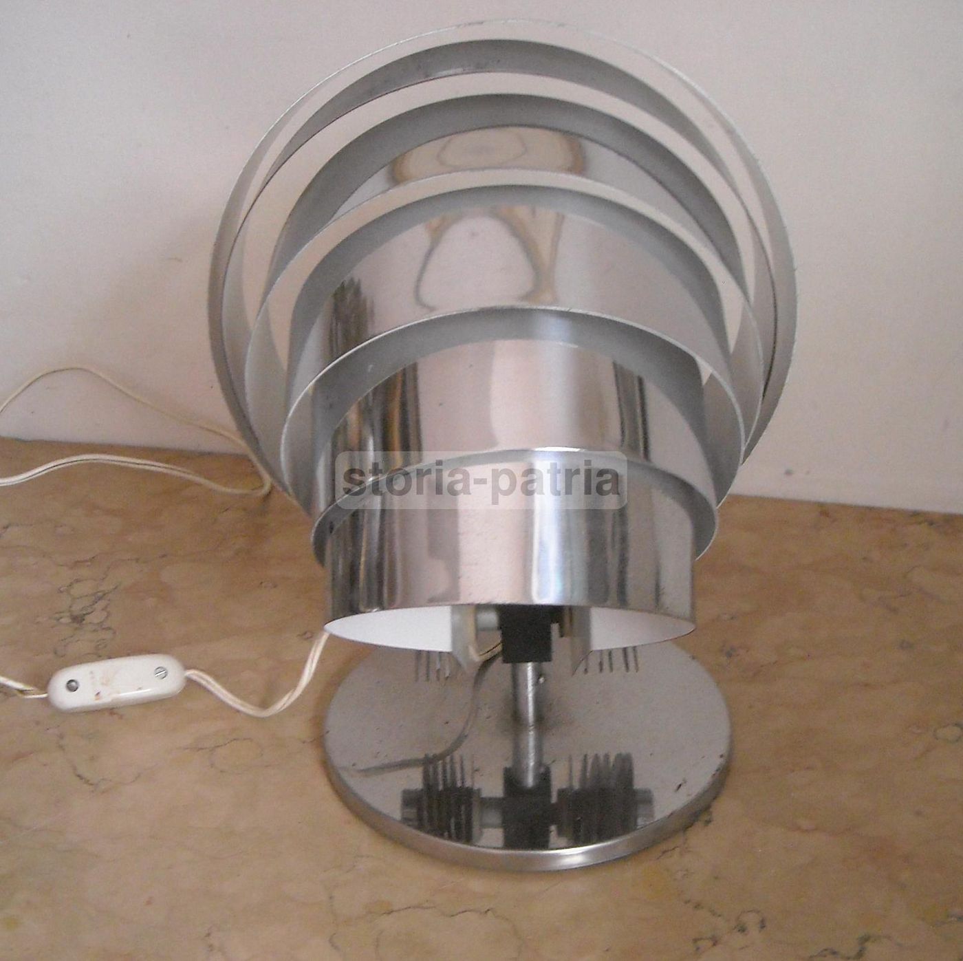 Lampada Da Tavolo Vintage A Lamelle Orientabili In Metallo Cromato