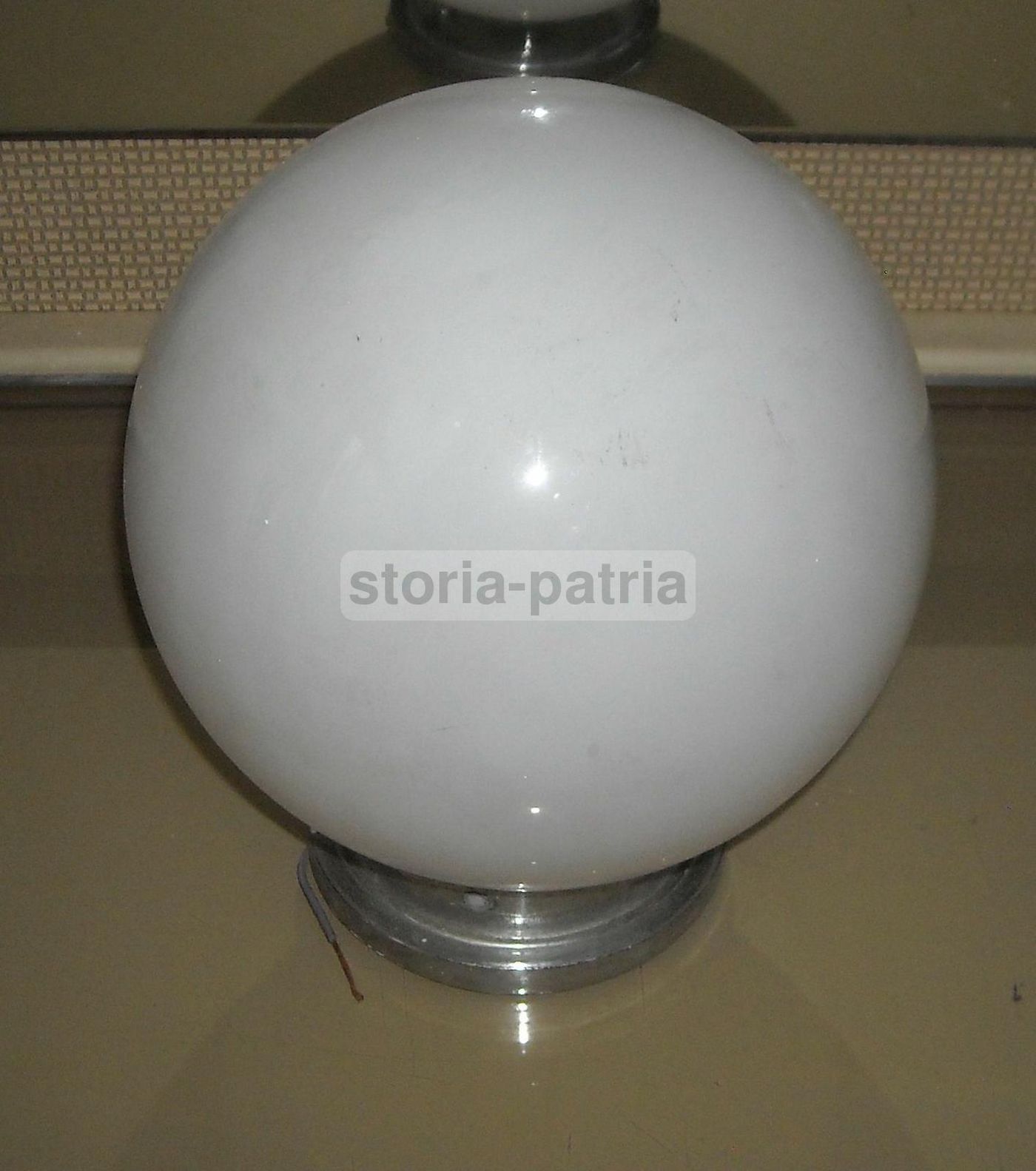 Lampada Da Parete Applique Con Globo In Vetro Bianco, Anni 50