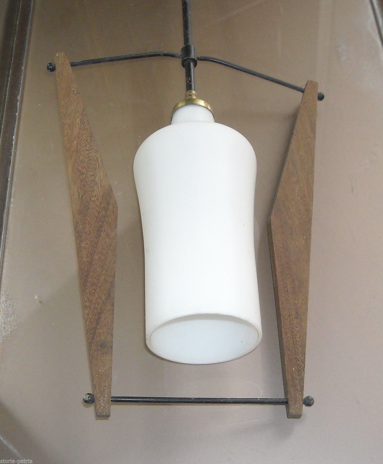 Lampadario Vintage Anni '50 '70 In Metallo Brunito E Vetro Opalino