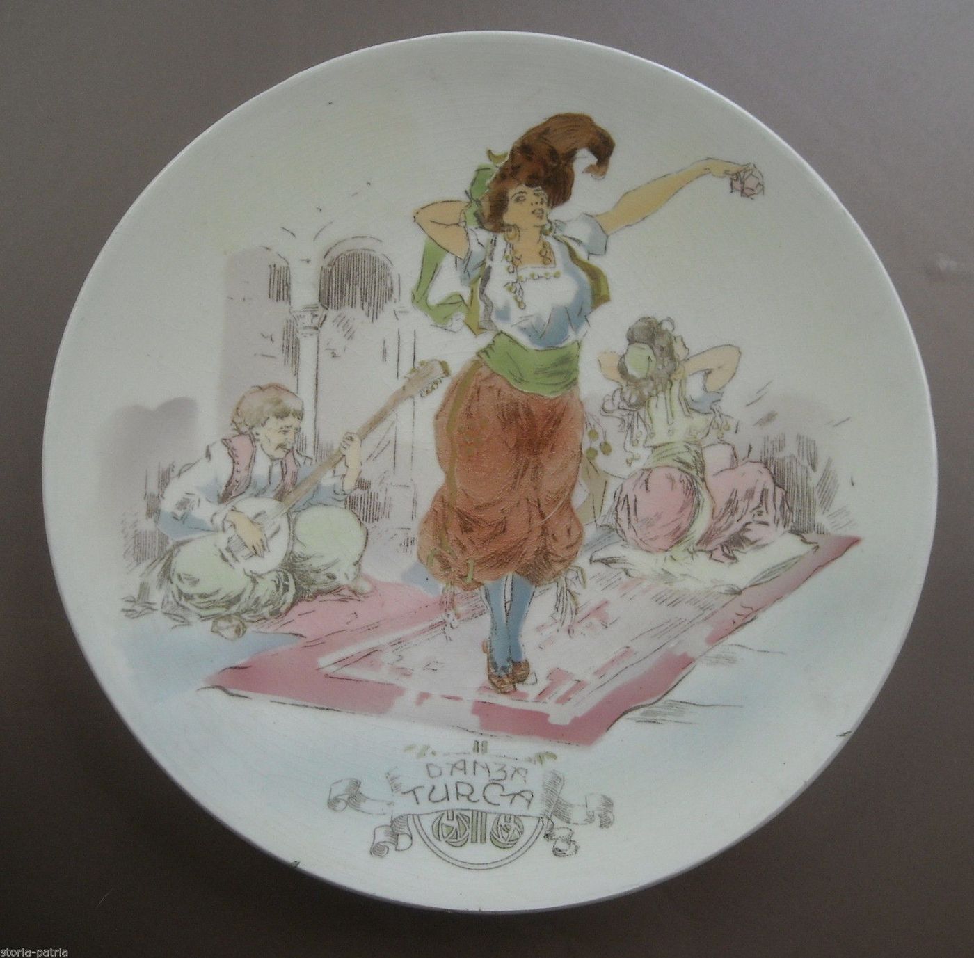 Piatto In Ceramica Con Scena Di Danza Turca, Anni '20, Gusto Orientalista