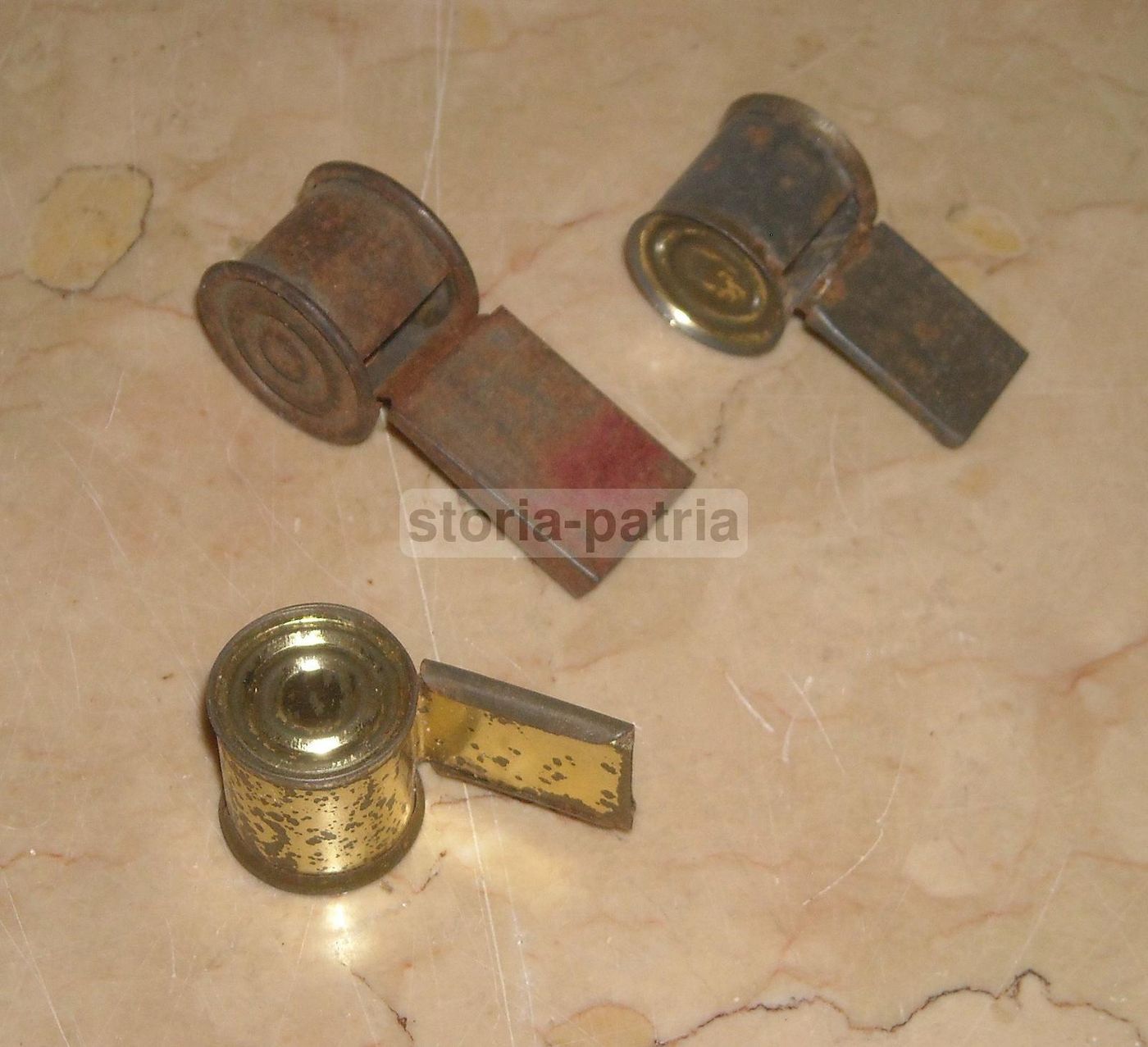 Tre Fischietti Da Collezione In Metallo Epoca 900 Caccia Vigili