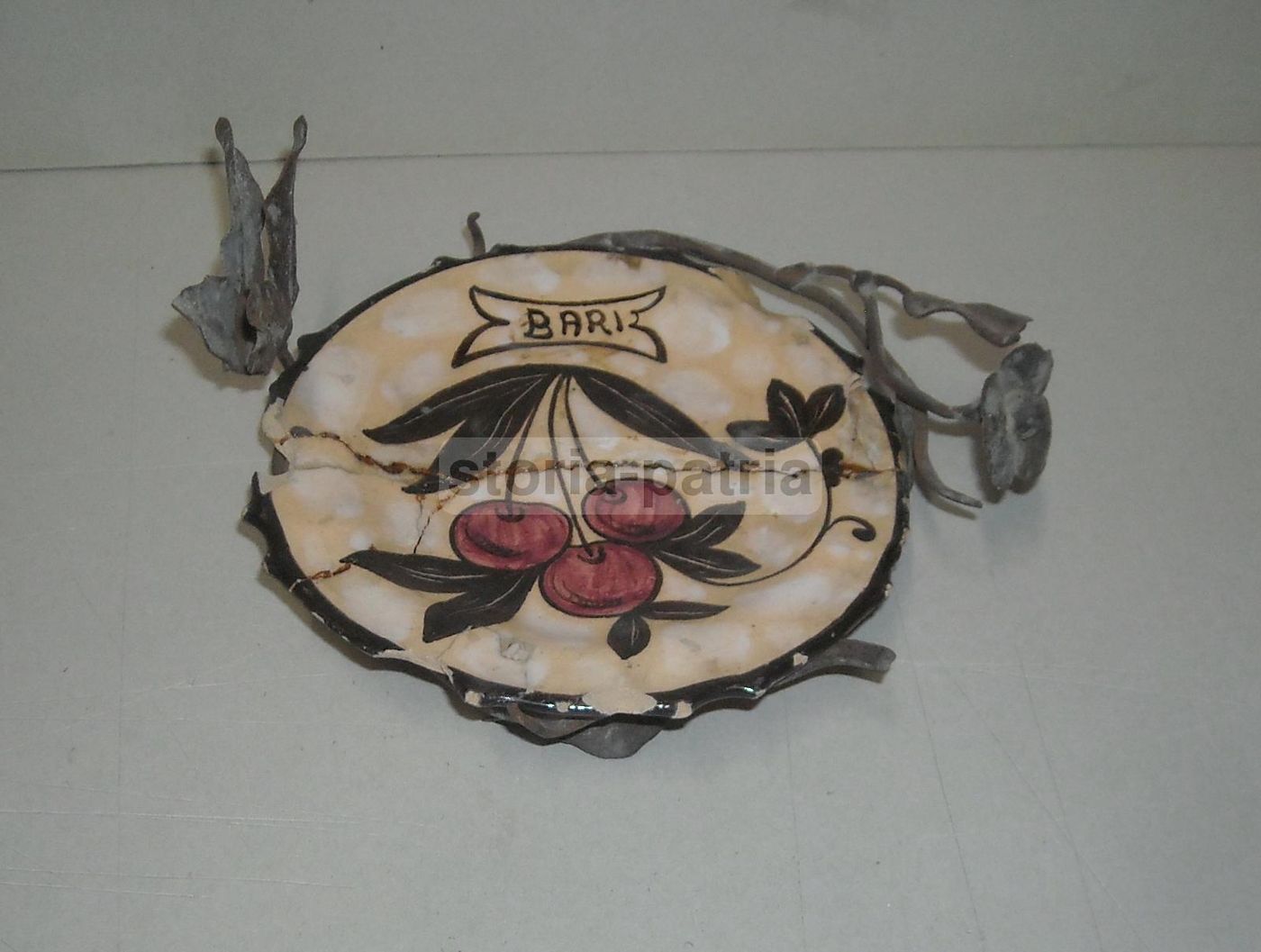 Soprammobile Pubblicitario Bari Ceramica E Ferro Battuto Liberty